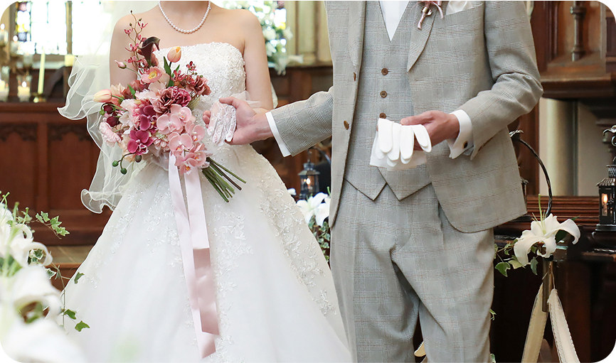 結婚式でウェイトドールを両親に贈呈するシーン